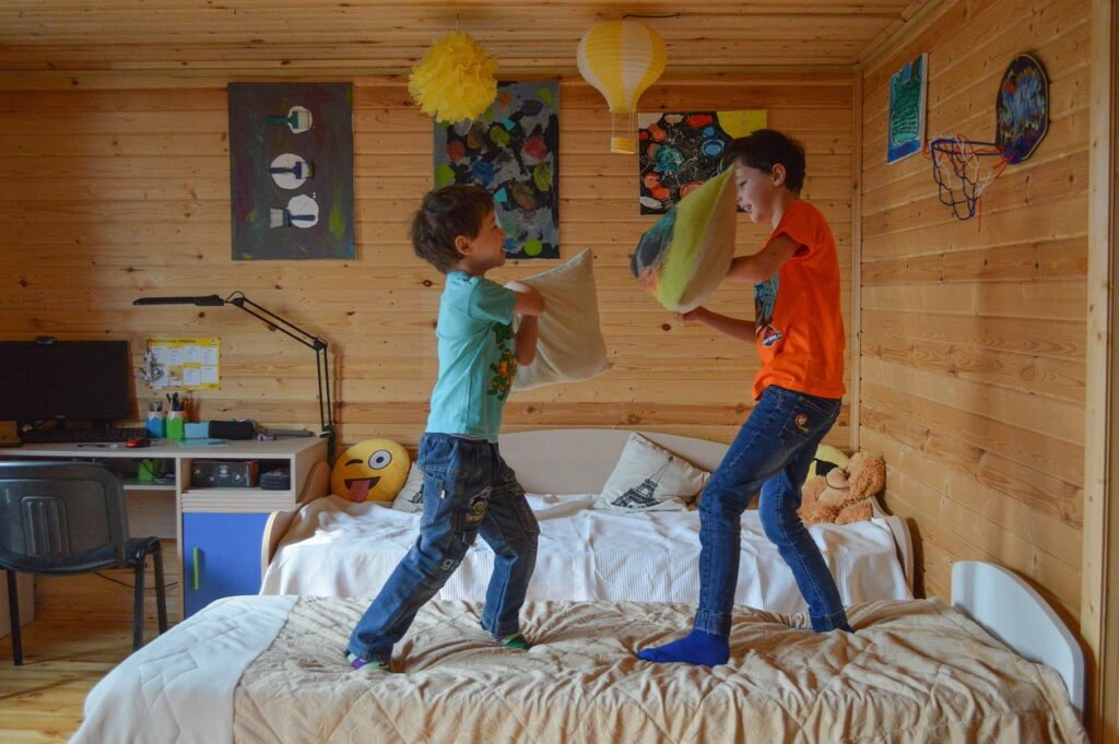 kids, games, pillow fight-5022860.jpg